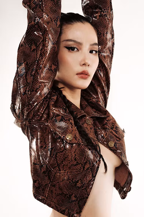 Cô nàng để lộ vòng 1 lấp ló sau lớp áo hờ hững.