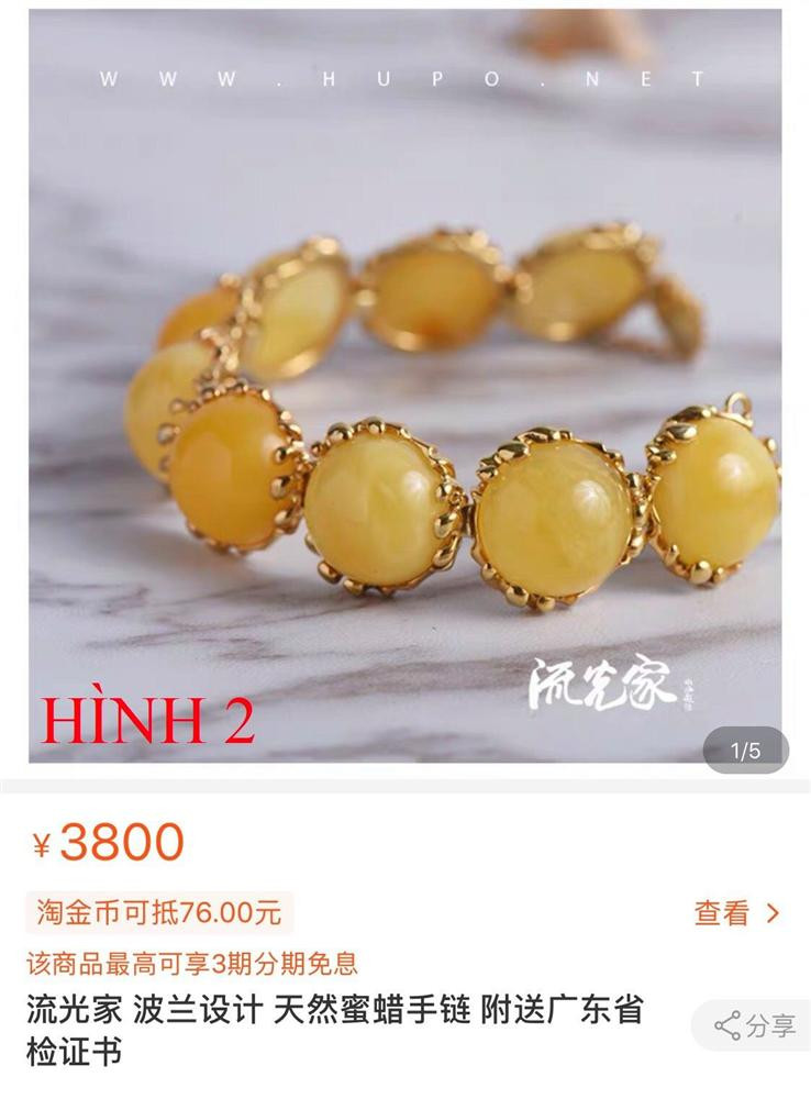 Chiếc vòng hổ phách được cô bán với giá 40,5 triệu đồng giảm 35% còn lại là 26,3 triệu đồng. Tuy nhiên, trên trang thương mại điện tử Trung Quốc lại bán mẫu vòng y hệt với giá là 3.800 NDT tương đương 12,5 triệu đồng.