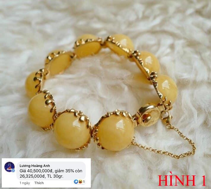 Bài tố cáo đưa ra những hình ảnh cho việc bạn thân của nhà văn Gào bán trang sức phá giá thị trường. Cụ thể, chiếc vòng hổ phách được Lương Hoàng Anh bán với giá 40,5 triệu đồng, giảm 35% còn lại 26,3 triệu đồng. So sánh một mẫu y hệt được rao bán trên trang thương mại điện tử Trung Quốc, sản phẩm chỉ có giá khoảng 12,5 triệu đồng. Như vậy chỉ cần bán được một chiếc vòng đá hay khuyên tai, doanh nhân này đã lãi hàng chục triệu đồng.