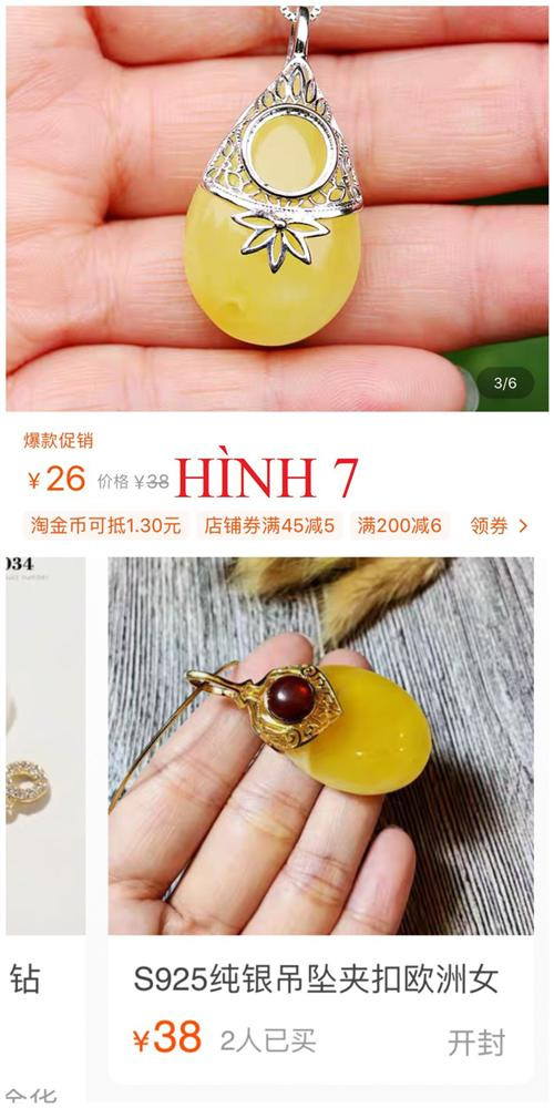 Còn mẫu trang sức này nếu là hàng bình dân thì chỉ hơn 100.000 đồng là mua được. Đây không phải lần đầu tiên, vợ cũ Huy Khánh bị tố bán hàng "không có tâm". Tuy nhiên, đỉnh điểm nhất là việc Sở Thông tin - Truyền thông TP.HCM ra quyết định xử phạt Lương Hoàng Anh 12,5 triệu đồng vì tung tin tỏi Lý Sơn nhiễm thuốc trừ sâu nhằm đội giá tỏi cô đang bán trên Facebook cá nhân. Xem video "Huy Khánh: Ngoài đời nhút nhát, không giỏi cưa gái". Nguồn VTC14: