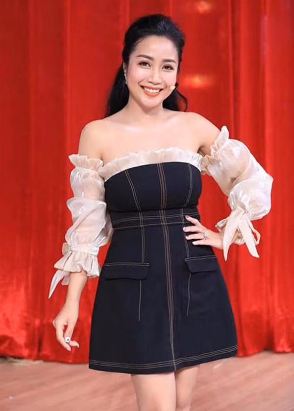  Ốc Thanh Vân: Hạnh phúc viên mãn bên người chồng quen biết 20 năm. Ốc Thanh Vân không chỉ là một diễn viên - MC đa tài hiếm có khó tìm của showbiz Việt, cô không những tỏa sáng trong trong con đường nghệ thuật mà còn gặt hái thành công khi lấn sân sang lĩnh vực kinh doanh.