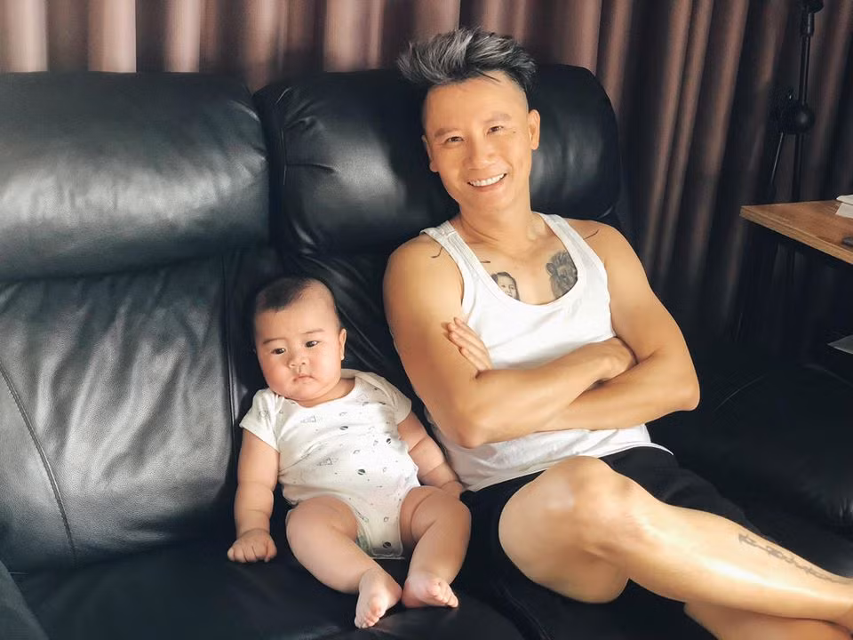 Ca si Hoang Bach the nao sau khi triet san vi thuong vo?