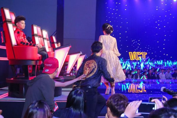 Cai cui dau xin loi cua Quang Le va su that buon trong showbiz-Hinh-3