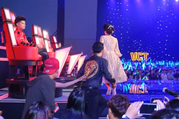 Cai cui dau xin loi cua Quang Le va su that buon trong showbiz-Hinh-3