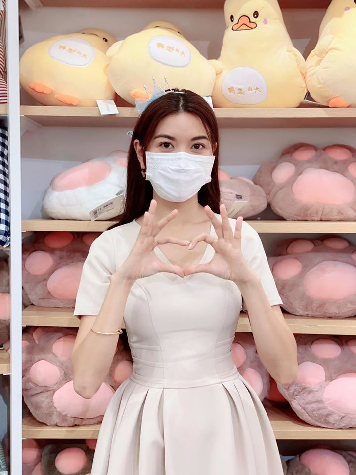 Thúy Vân cũng chia sẻ cách phòng tránh virus corona trong tình hình bệnh dịch đang nghiêm trọng. Cô chia sẻ: "Sức khoẻ của chính mình là quan trọng nhất, phòng bệnh hơn chữa bệnh các bạn nhé".