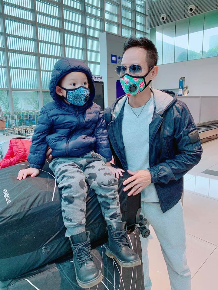Lý Hải và các con không rời chiếc khẩu trang tại sân bay.