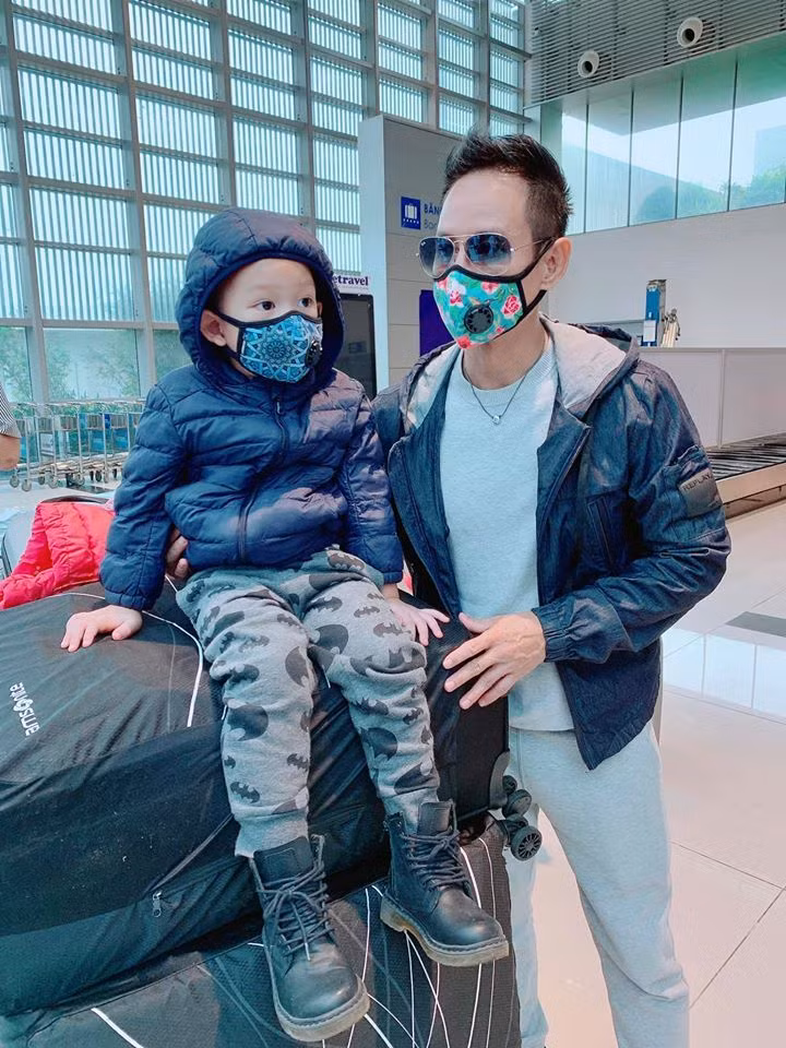 Lý Hải và các con không rời chiếc khẩu trang tại sân bay.