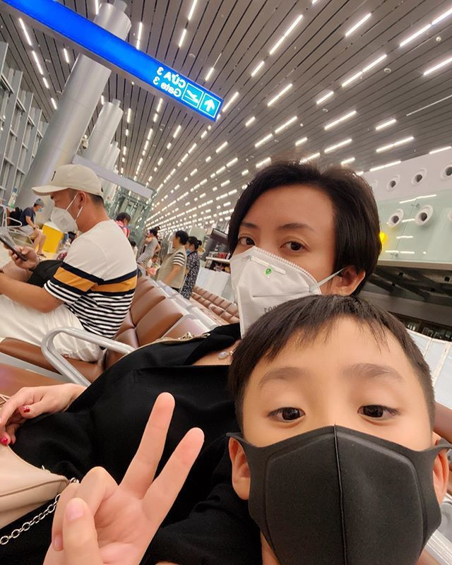 Diễn viên Thu Trang - Tiến Luật cũng buồn bà khi phải kết thúc chuyến nghỉ dưỡng, quay về làm việc. Cô và chồng không quên đeo khẩu trang cho con khi ngồi chờ tại sân bay.