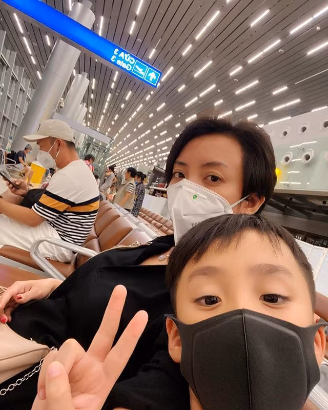 Diễn viên Thu Trang - Tiến Luật cũng buồn bà khi phải kết thúc chuyến nghỉ dưỡng, quay về làm việc. Cô và chồng không quên đeo khẩu trang cho con khi ngồi chờ tại sân bay.