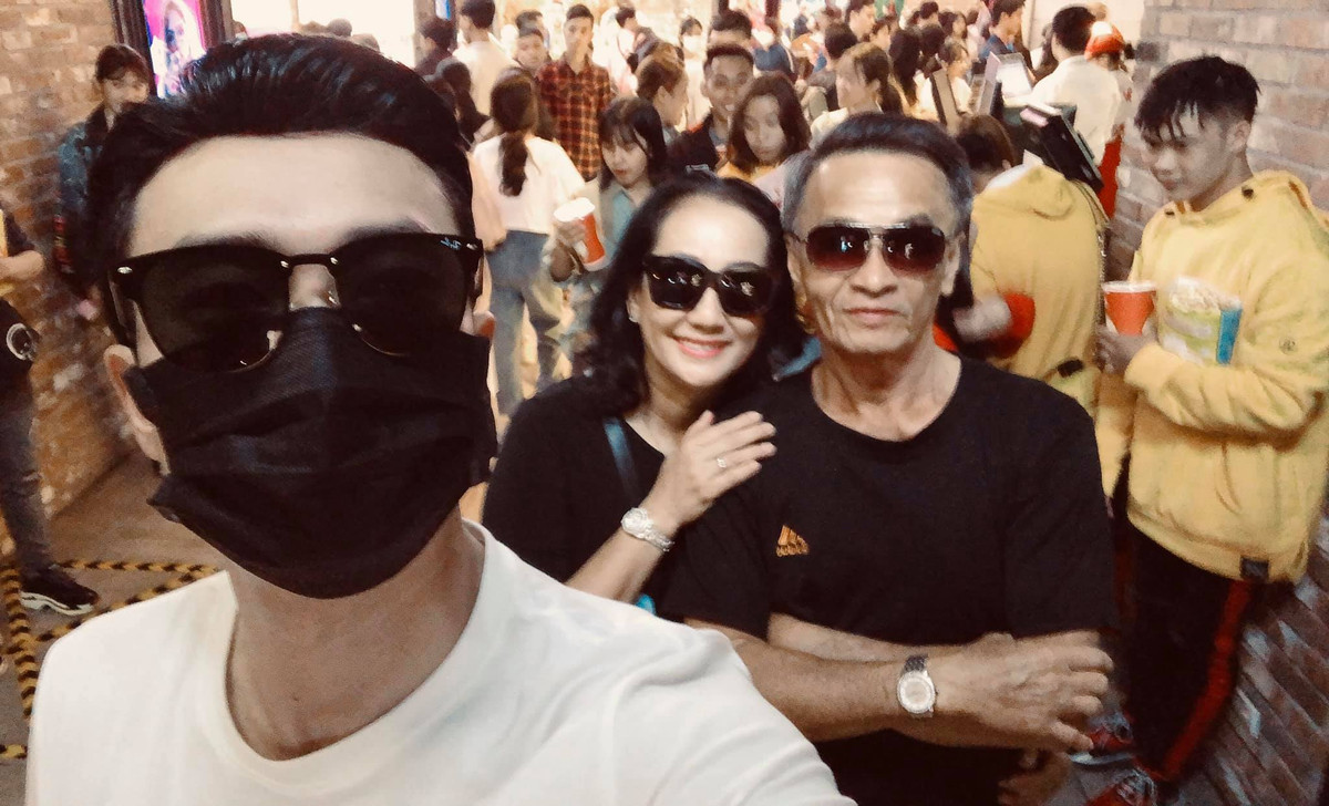 Diễn viên Quốc Trường bịt khẩu trang kín mít đưa người thân đi xem phim.