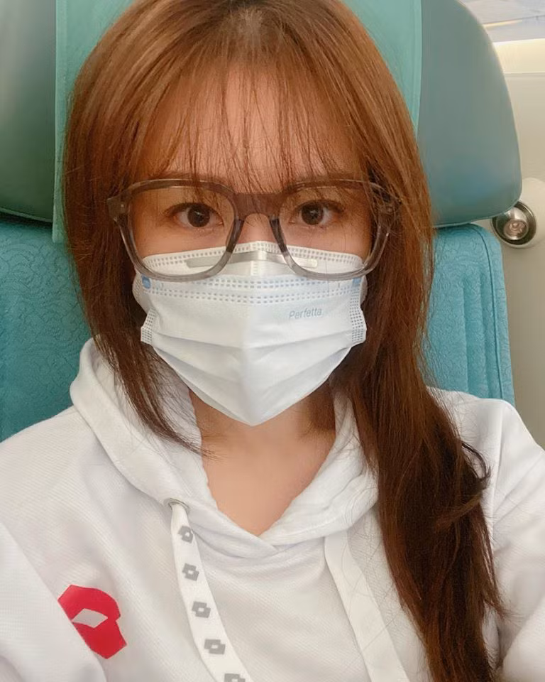 Hari Won cũng đề phòng dịch bệnh tốt như chồng.