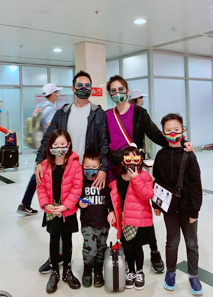 Ngoài việc chuẩn bị khẩu trang, Lý Hải - Minh Hà cũng chỉ cho các con phải rửa tay với xà phòng, nước rửa tay diệt khuẩn để phòng chống bệnh dịch.