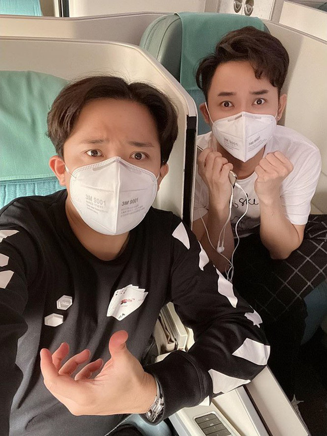 Trấn Thành và Trúc Nhân không quên đeo khẩu trang khi ngồi trên máy bay.