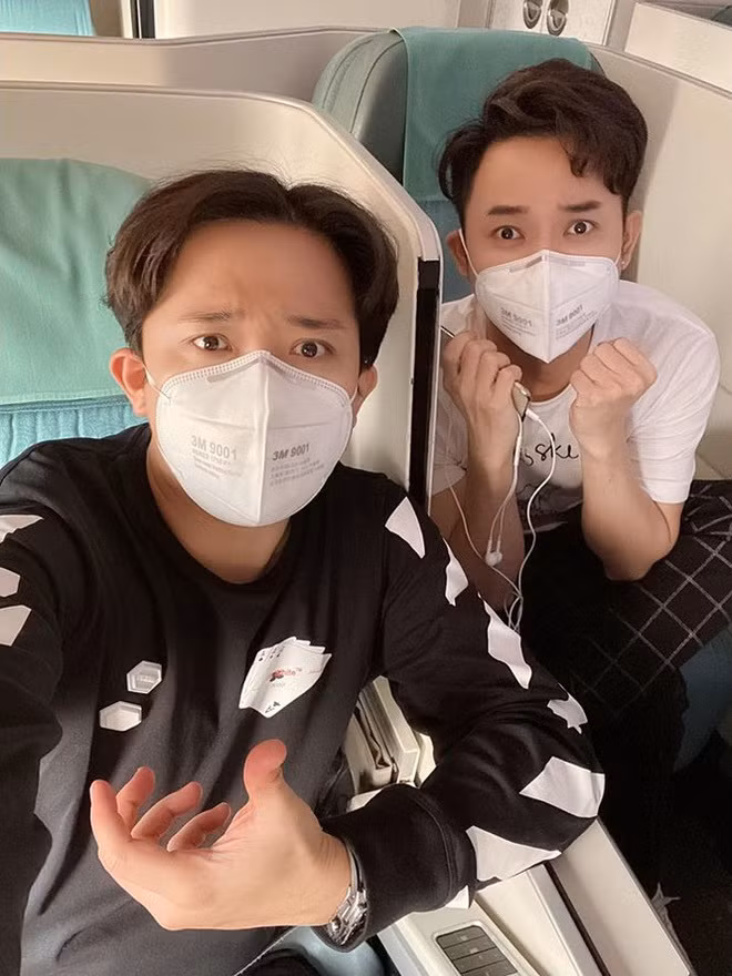 Trấn Thành và Trúc Nhân không quên đeo khẩu trang khi ngồi trên máy bay.