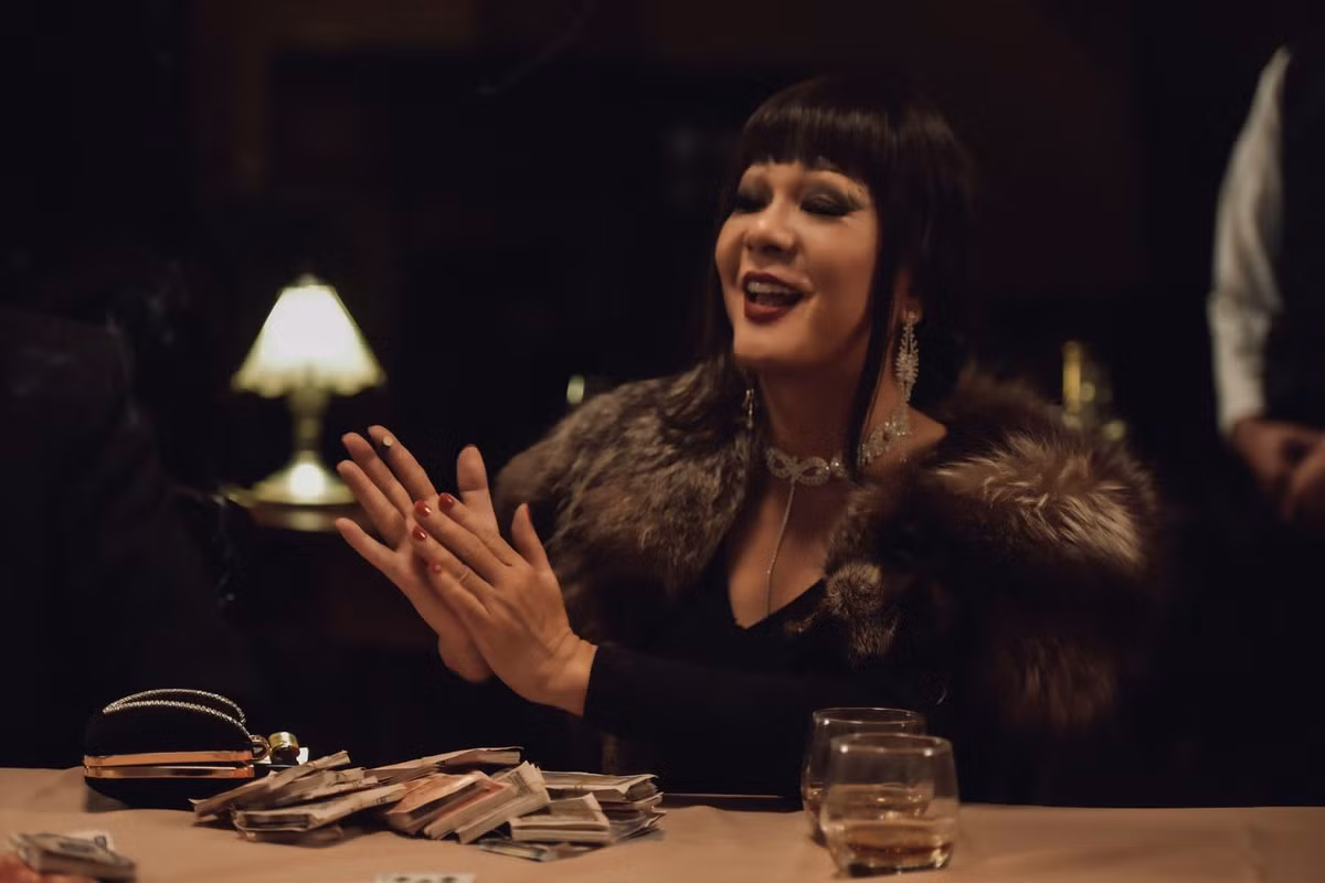 Tương tự, phía màn hóa thân của Vũ Hà thành "chị đại" quyền lực trong MV mới của Đàm Vĩnh Hưng cũng chứa đựng bí mật vô cùng thú vị. Theo tiết lộ của nam ca sĩ, đây là một vai diễn phát sinh, anh không hề biết trước. Khi đến khi đến trường quay để thực hiện một phân đoạn parody cho dự án của Mr Đàm, thì mới biết đang thiếu một chân "chị đại" ngồi đánh bài, thế là Vũ Hà lọt ngay vào tầm ngắm của đạo diễn. "Trong tích tắc, tôi chạy vội ra chợ mua trang phục rồi trang điểm và vào quay luôn", anh nói.