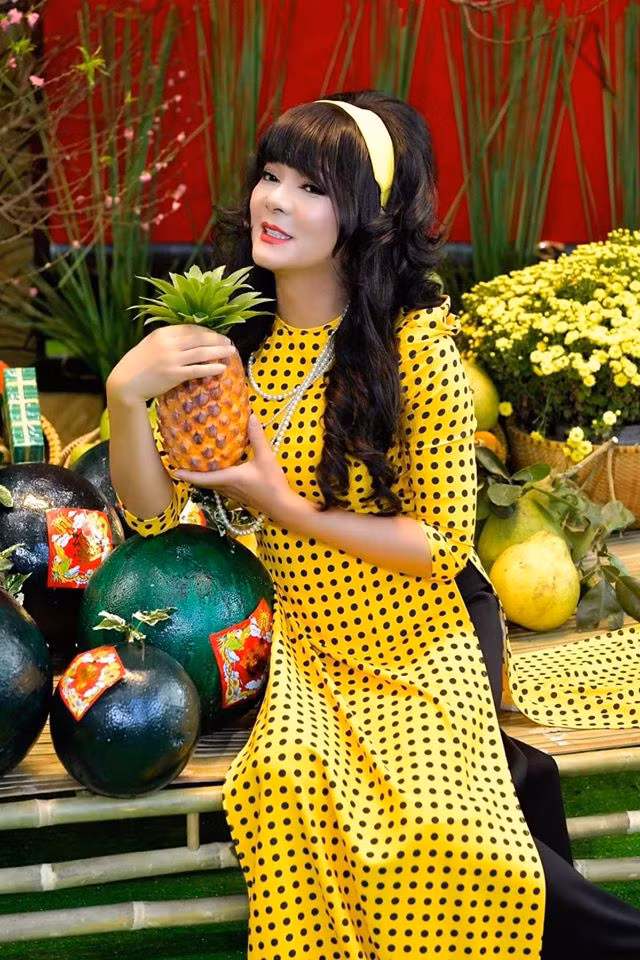 Chia sẻ với PV Người Đưa Tin Pháp luật về những màn giả gái "gây bão", Vũ Hà nói: "Thật ra, tôi rất thích diễn xuất, và hồi nhỏ cũng có học qua về diện ảnh. Tôi thích hóa thân vào nhiều dạng vai khác nhau. Người ta đồn tôi thế này thế kia, nhưng tôi chỉ xem những lần giả gái đó chỉ là vai diễn. Không riêng tôi, mà nghệ sĩ nào cũng vậy thôi, không ai muốn bị "đóng đinh" vào một nhân vật, mà muốn được thử sức ở nhiều vai diễn đa sắc màu. Tôi luôn ước có cơ hội để được hóa thân. Khi cơ hội đến, tôi luôn sẵn sàng thể hiện tốt nhất có thể".