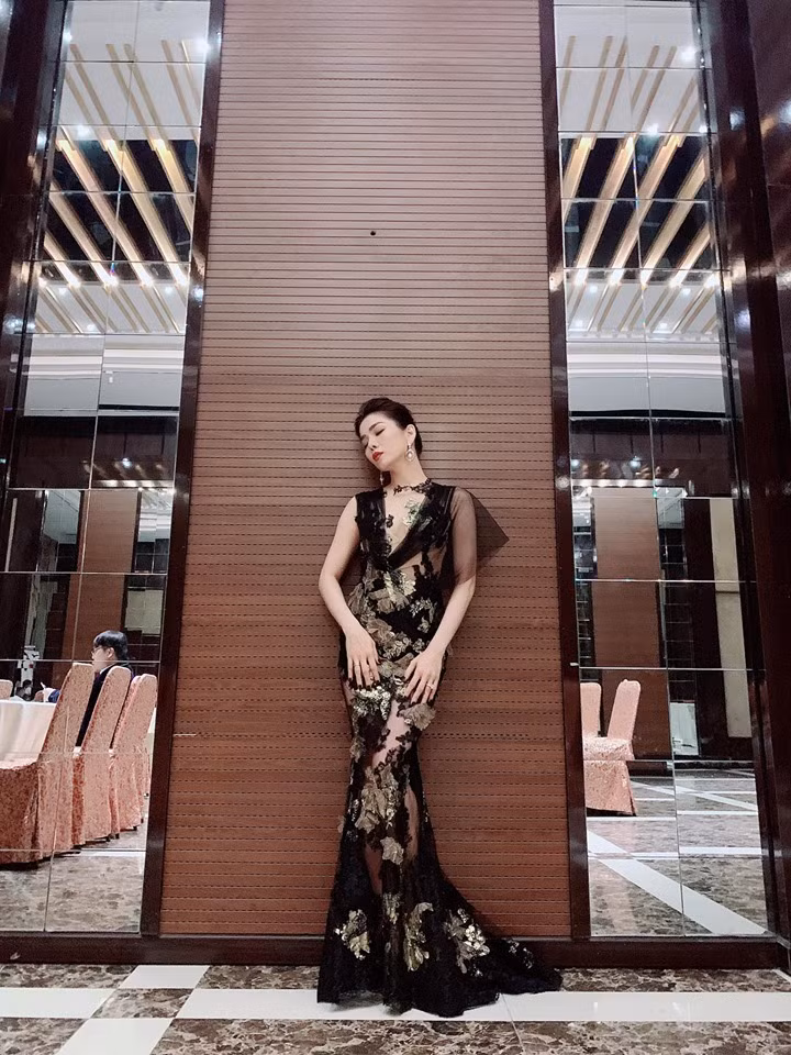 Diện trang phục bó sát, nữ ca sĩ phô diễn đường cong không thua chị kém em.