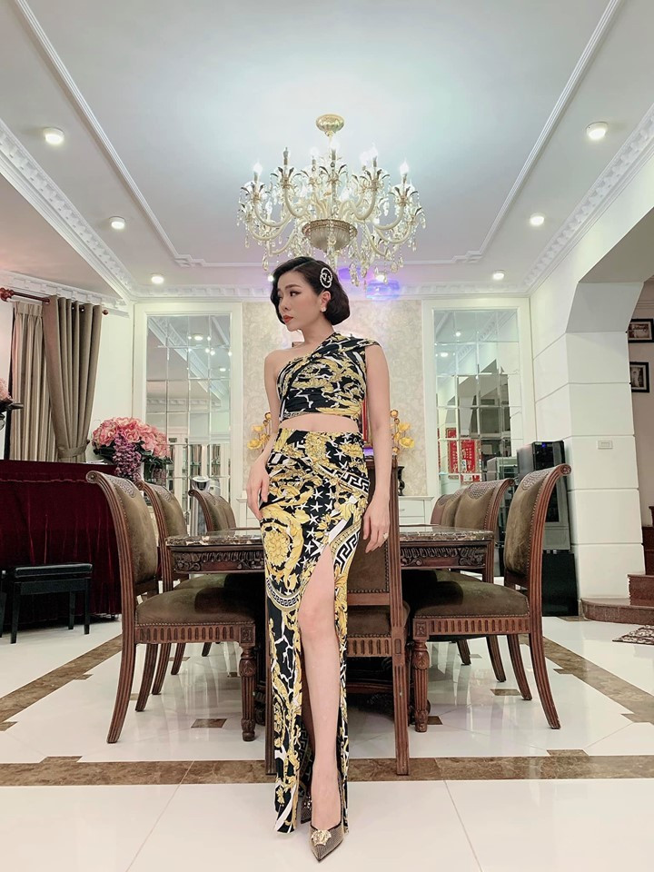 Trước khi bị chê "gầy trơ xương", Lệ Quyên từng sở hữu đường cong "bỏng mắt". Xuất hiện trên sân khấu, nữ ca sĩ ưu tiên lựa chọn những thiết kế bó sát, khoe lợi thế hình thể ở tuổi cận tứ tuần.