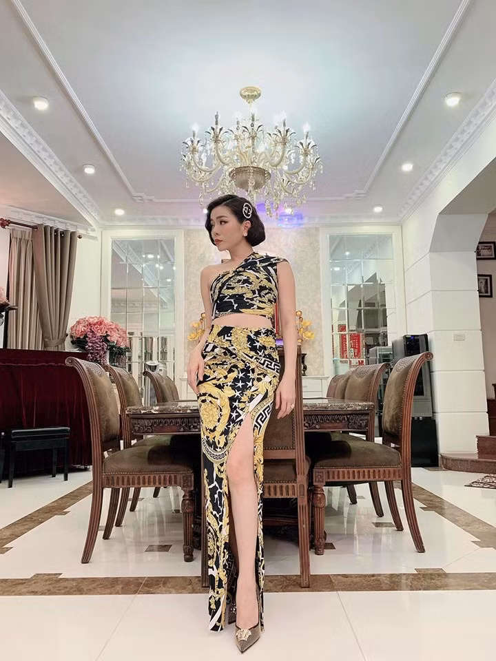 Trước khi bị chê "gầy trơ xương", Lệ Quyên từng sở hữu đường cong "bỏng mắt". Xuất hiện trên sân khấu, nữ ca sĩ ưu tiên lựa chọn những thiết kế bó sát, khoe lợi thế hình thể ở tuổi cận tứ tuần.