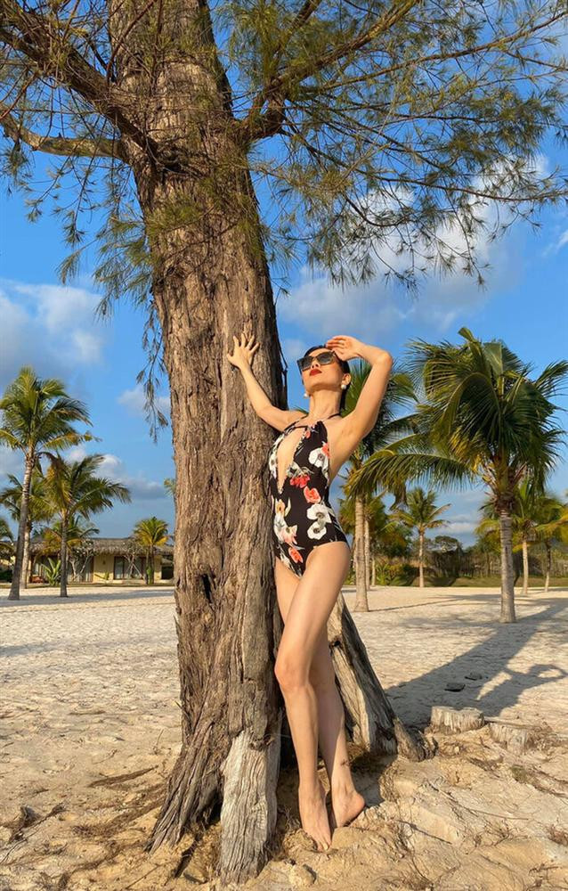 Ca sĩ Lệ Quyên từng tiết lộ không biết chỉnh sửa ảnh nên "chụp sao đăng lên vậy". Ở thời kỳ đỉnh cao sắc vóc, bà mẹ một con cũng thường xuyên khoe hình ảnh diện áo tắm gợi cảm.