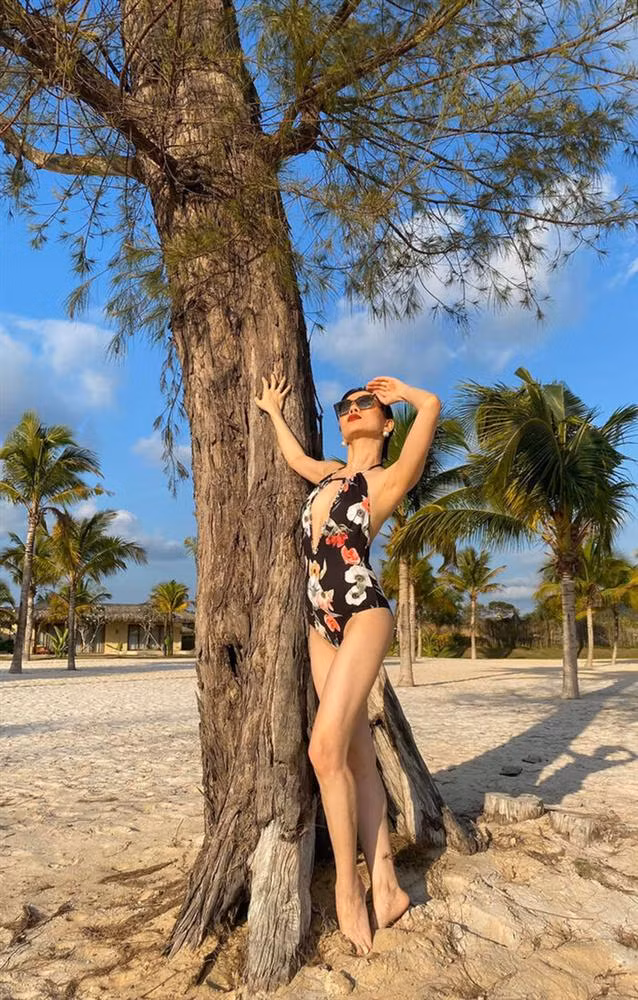 Ca sĩ Lệ Quyên từng tiết lộ không biết chỉnh sửa ảnh nên "chụp sao đăng lên vậy". Ở thời kỳ đỉnh cao sắc vóc, bà mẹ một con cũng thường xuyên khoe hình ảnh diện áo tắm gợi cảm.