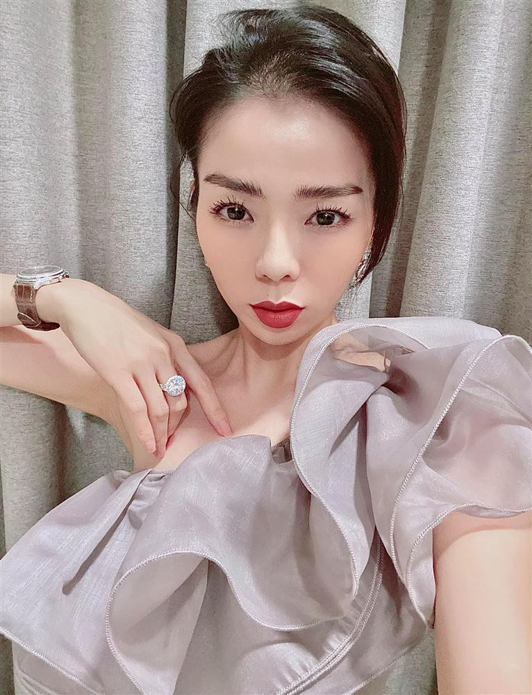 Cơ thể có phần gầy gò khiến cô thiếu gợi cảm.