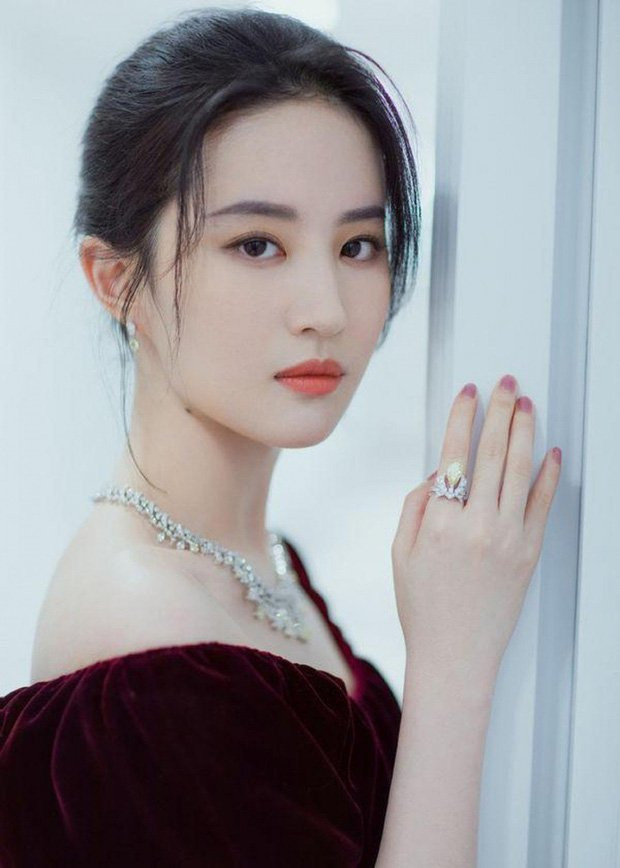 Hoài niệm lại trước đây, Lưu Diệc Phi luôn luôn góp mặt trong danh sách những mỹ nhân đẹp nhất của làng giải trí Hoa ngữ ngữ. Nhưng giờ đây, khi mà Dương Mịch, Angela Baby và những tiểu hoa đán cùng thời càng ngày càng đẹp mặn mà, sắc sảo thì người đẹp lại thụt lùi phía sau.