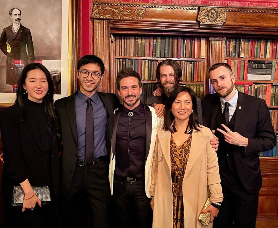 Trong một bức ảnh chụp chung với đoàn làm phim “Hoa Mộc Lan", dường như Lưu Diệc Phi nhận thức được sự tăng cân không kiểm soát của mình nên đã cố tình chọn một bộ đồ màu đen.