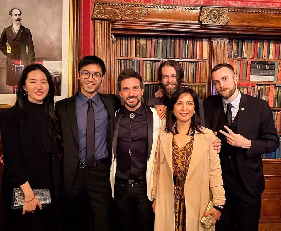 Trong một bức ảnh chụp chung với đoàn làm phim “Hoa Mộc Lan", dường như Lưu Diệc Phi nhận thức được sự tăng cân không kiểm soát của mình nên đã cố tình chọn một bộ đồ màu đen.