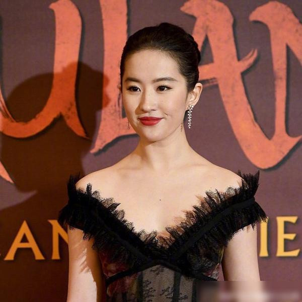 Tuy nhiên cũng không thể phủ định rằng nàng tiểu hoa đán đã và đang nỗ lực giảm cân để lấy lại hình tượng "thần tiên tỳ tỳ" năm nào. Vì trước đây đã có không ít lần vì thân hình mập mạp mũm mĩm mà cô bị hiểu lầm là đã kết hôn và đang mang thai.