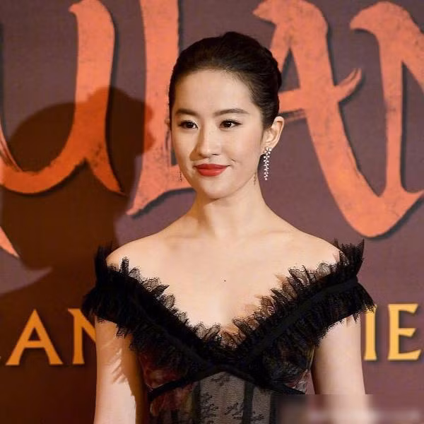 Tuy nhiên cũng không thể phủ định rằng nàng tiểu hoa đán đã và đang nỗ lực giảm cân để lấy lại hình tượng "thần tiên tỳ tỳ" năm nào. Vì trước đây đã có không ít lần vì thân hình mập mạp mũm mĩm mà cô bị hiểu lầm là đã kết hôn và đang mang thai.