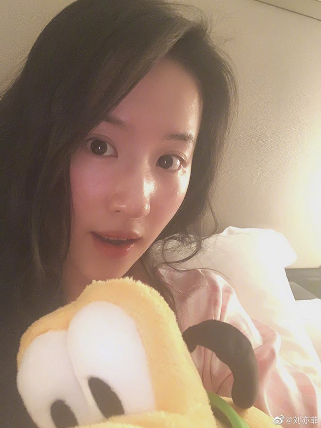 Sau bao lời miệt thị về nhan sắc cũng như ngoại hình xuống dốc không phanh của mình, Lưu Diệc Phi đã đáp trả cộng đồng mạng bằng một bức ảnh selfie cận mặt. Tuy nhiên nhiều người cho rằng bức ảnh này đã được chỉnh sửa qua filter để trông khuôn mặt cô được thon gọn hơn.