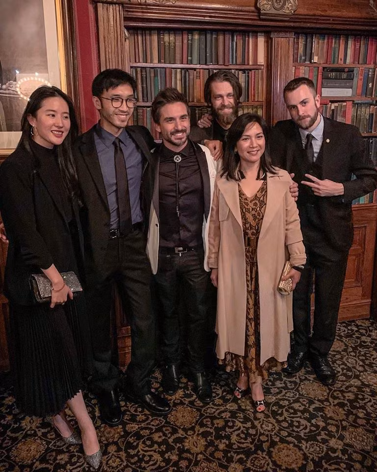 Có thể do chế độ ăn uống không hợp lý là nguyên nhân chính dẫn đến việc Lưu Diệc Phi tăng cân. Khi Lưu Diệc Phi cười, cô luôn vô tình để lộ điểm yếu của mình là chiếc cằm nọng.