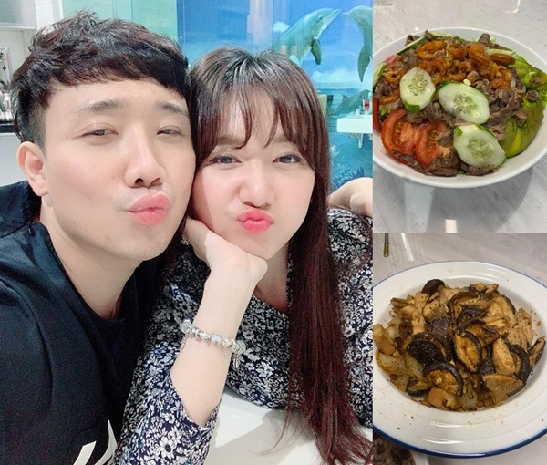 Tình hình dịch bệnh khiến Trấn Thành - Hari Won không thể “lê la hàng quán" như trước nữa mà quay sang tập tành nấu nướng. Tuy nhiên, người vào bếp lại là Trấn Thành chứ không phải bà xã Hari Won. Hari Won hạnh phúc chia sẻ những món ăn mà chồng làm lên trang cá nhân kèm theo những lời có cánh. Nam MC bày tỏ: "Từ bao giờ tôi thành một thanh niên gương mẫu, hàng ngày phải nấu cơm cho vợ ăn vậy nè? Xìn ơi! Mày ổn không?"