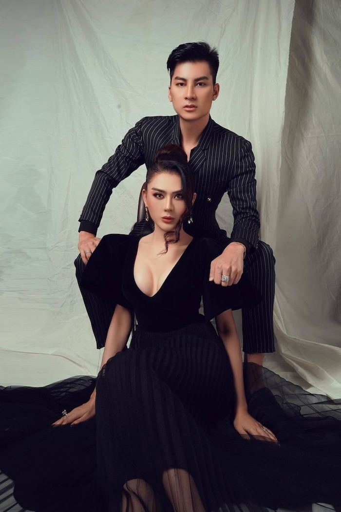 Tiết lộ về lí do về nhà bố mẹ đẻ, giọng ca Em chỉ là một cô gái chia sẻ rằng hiện tại đang quá mệt và cần được nghỉ ngơi. Về phía ông xã Lâm Khánh Chi, anh vẫn chia sẻ những hình ảnh tình tứ hạnh phúc của hai vợ chồng trước khi ồn ào “nổ ra.