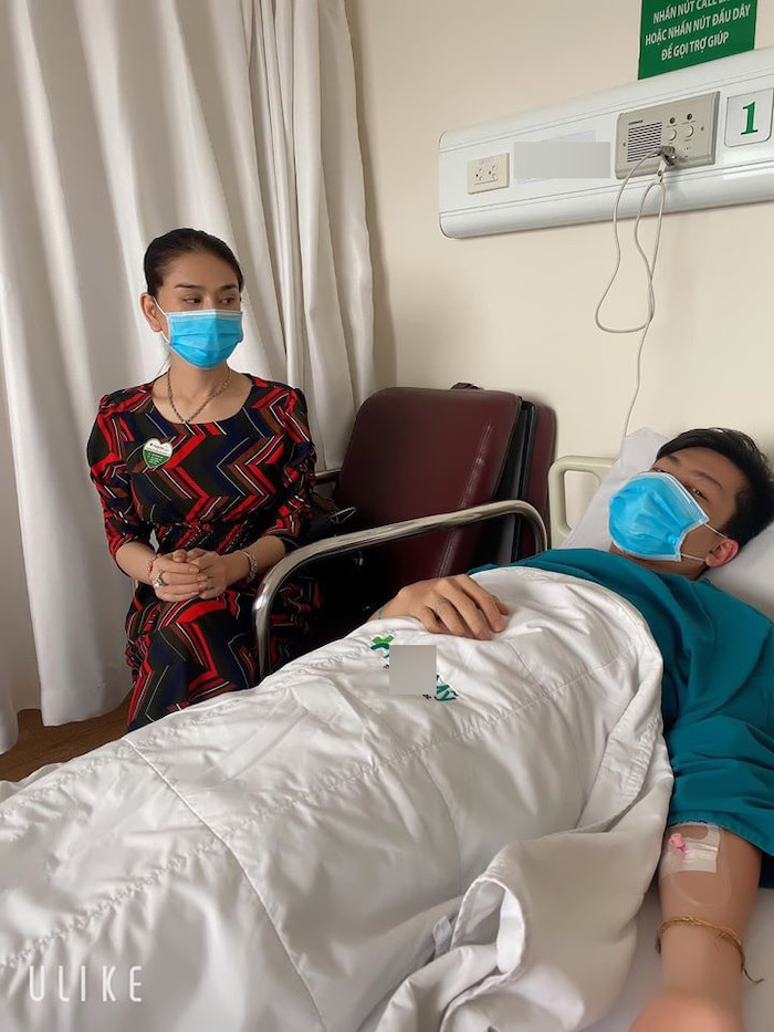 Mới đây, trên trang cá nhân, ca sĩ chuyển giới Lâm Khánh Chi thông tin ông xã Phi Hùng phải nhập viện để chờ phẫu thuật. Cô lo lắng viết: “Đưa ông xã yêu đi mổ hồi hộp lo lắng. Sáng giờ chưa ăn gì hết mà cũng không đói bụng luôn, uống 1 ly sữa thôi”.