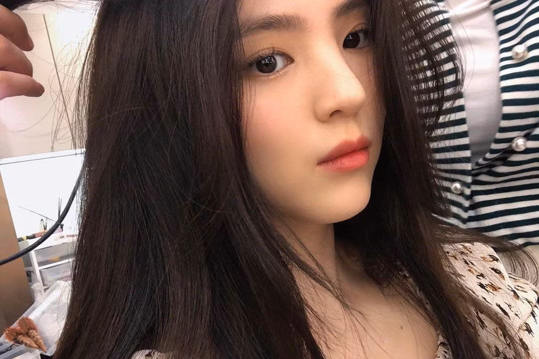 Han So Hee thường được biết đến với nét đẹp dịu dàng, mong manh và phong cách nữ tính nhẹ nhàng mà không kém phần quyến rũ.