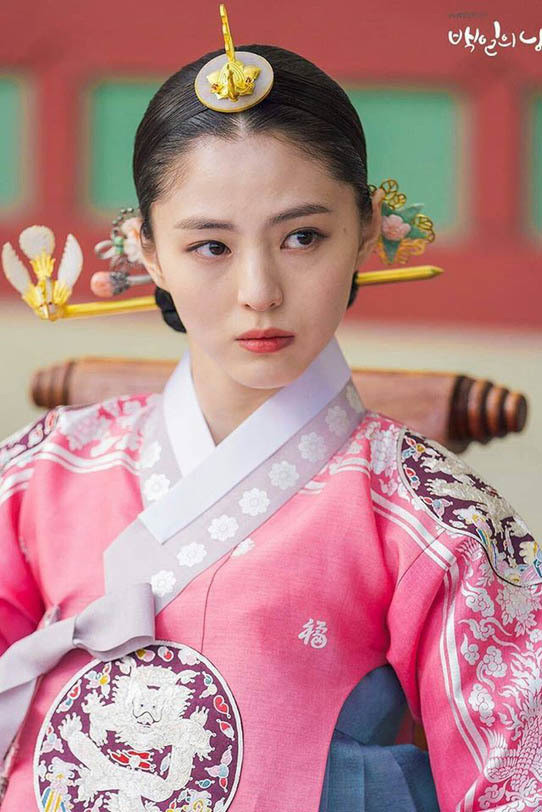 Trong đó với vai diễn trong bộ phim "Money Flower - Hoa Tiền", Han So Hee ghi điểm nhờ nét đẹp sắc sảo và khả năng diễn xuất thuyết phục. Nhờ đó cô được đề cử Nữ diễn viên mới xuất sắc tại MBC Drama Awards.