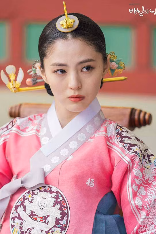 Trong đó với vai diễn trong bộ phim "Money Flower - Hoa Tiền", Han So Hee ghi điểm nhờ nét đẹp sắc sảo và khả năng diễn xuất thuyết phục. Nhờ đó cô được đề cử Nữ diễn viên mới xuất sắc tại MBC Drama Awards.