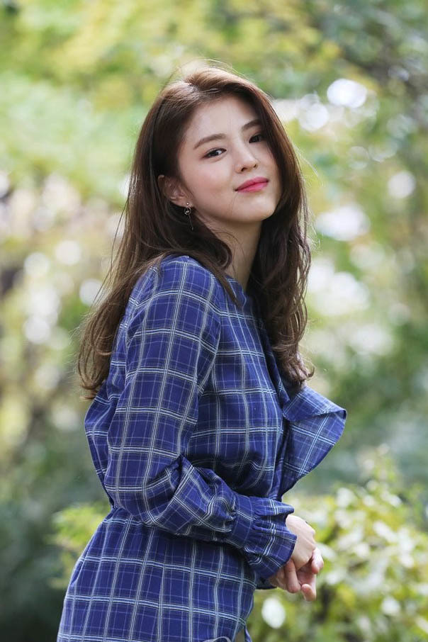 Cô được khán giả nhận xét là có "gương mặt đẹp không góc chết".