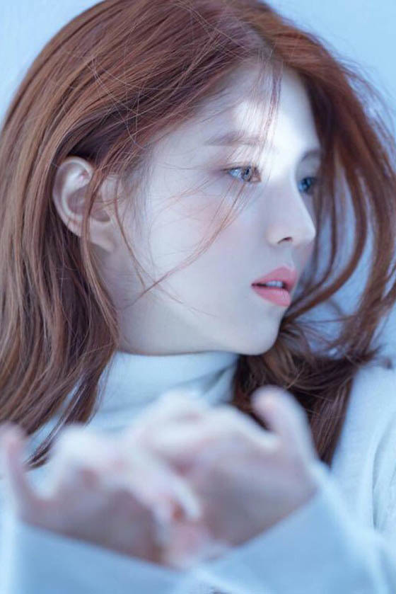 Han So Hee sinh năm 1994, sở hữu vẻ ngoài sắc sảo. Cô được đánh giá là bản sao hoàn hảo, sexy của nữ thần sắc đẹp Song Hye Kyo, thế nhưng mãi phải đến Thế giới hôn nhân Han Soo Hee mới có cơ hội tỏa sáng.