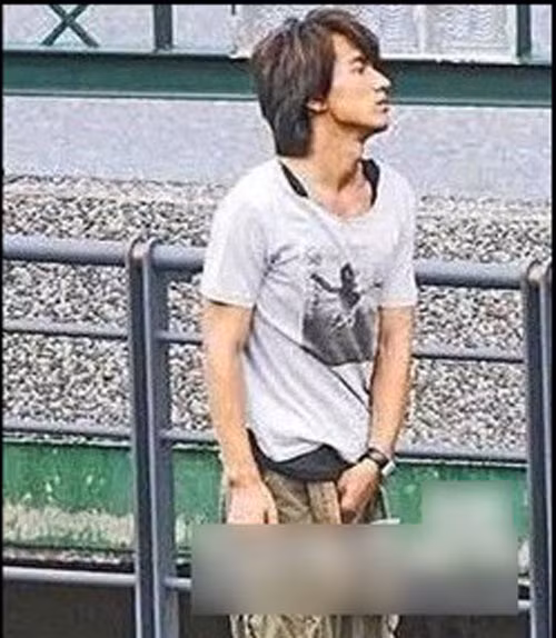 Ngôn Thừa Húc và hành động kém duyên bị ghi lại.