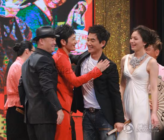 Nhậm Hiền Tề khiến nữ diễn viên trẻ Mã Thụy Mạn ngượng chín mặt khi để chiếc quạt giấy vào đúng vùng nhạy cảm của cô.