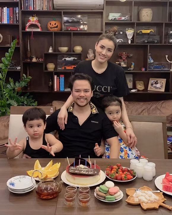 Từ một nữ tiếp viên hàng không đến giải Á hậu Phụ nữ Việt Nam 2005, lọt top 15 siêu mẫu thế giới năm 2006 và sau đó lấn sân phim ảnh, ca hát… Trang Nhung khiến nhiều đồng nghiệp kiêng nể, fan ngưỡng mộ và công chúng bất ngờ về tài năng. Thế nhưng, ở đỉnh cao sự nghiệp, Trang Nhung lại kết hôn với chồng doanh nhân.