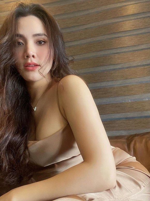 Trang Nhung sở hữu thân hình gợi cảm, đặc biệt là vòng một căng đầy.