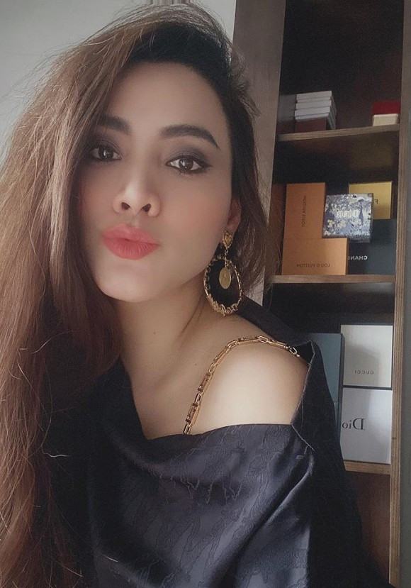 Vào mùa dịch rảnh rỗi, Trang Nhung tập tành làm các món ăn ngon và học trang điểm. Dù tăng cân nhưng nhan sắc của nữ diễn viên vẫn cực xinh đẹp cùng body nóng bỏng.