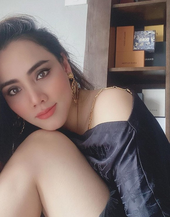 Diễn viên Trang Nhung chia sẻ: "Chồng chụp cho con ảnh, chồng bảo vợ béo ra nhìn xinh hơn nè , nhìn giống Baifern nè. Cũng may bảo giống ngay em diễn viên Thái mình thích không thì tình vợ chồng chắc có bền lâu".