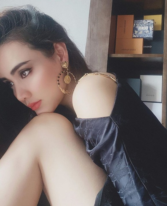 Sau khi lấy chồng và sinh con, người đẹp đã rời xa ánh hào quang của showbiz Việt để tập trung làm hậu phương vững chắc cho chồng.