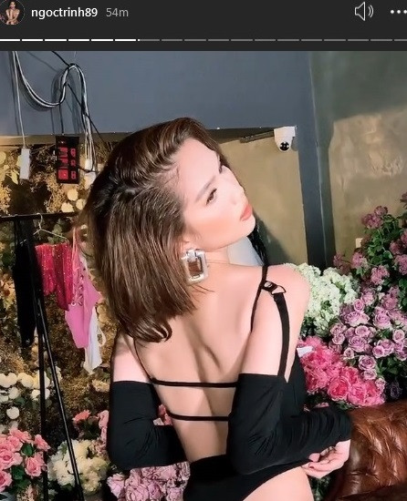 Ngọc Trinh cũng không hề tỏ ra ngại ngùng trước nhiều người.