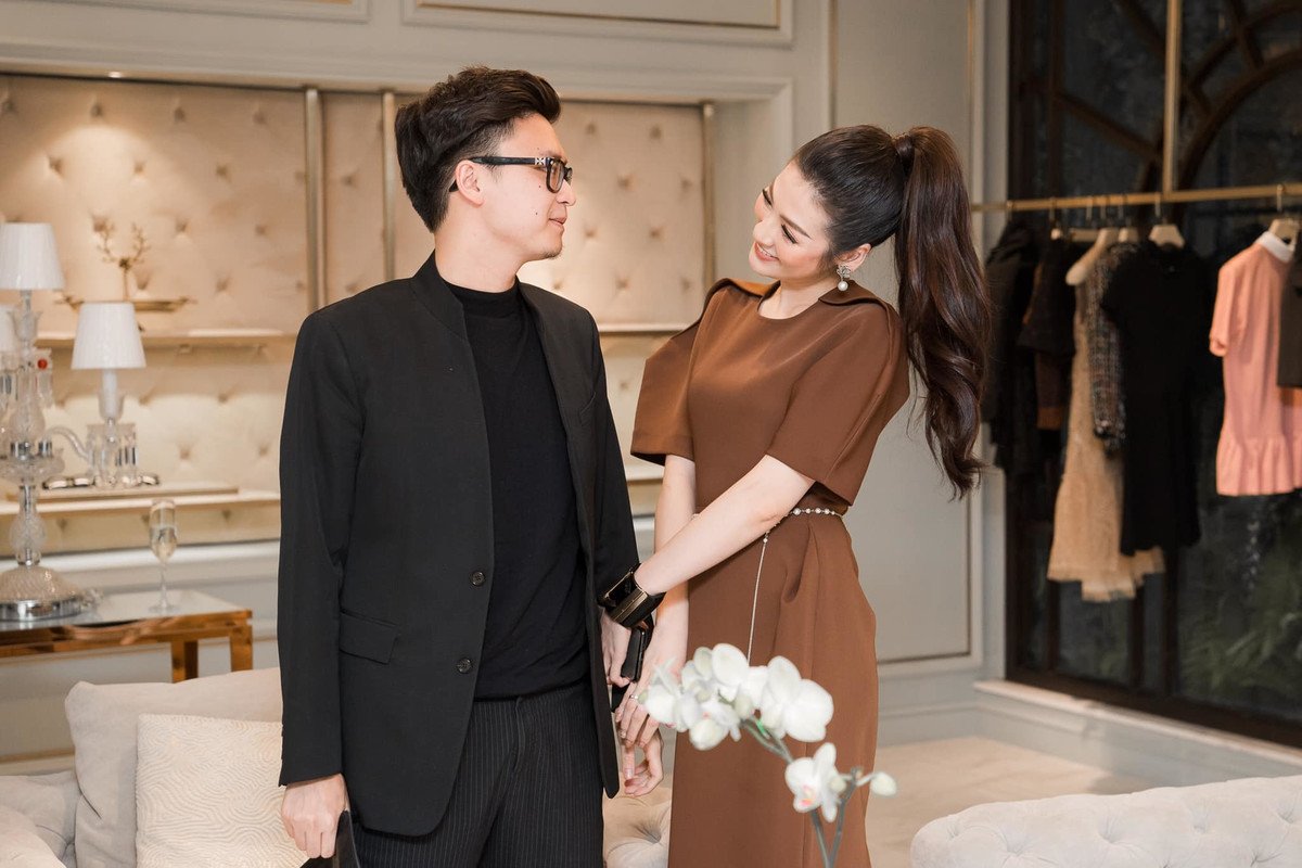 Sau khi sinh con, cô quay trở lại hoạt động showbiz mạnh mẽ hơn nhưng cũng luôn dành thời gian cho chồng con.